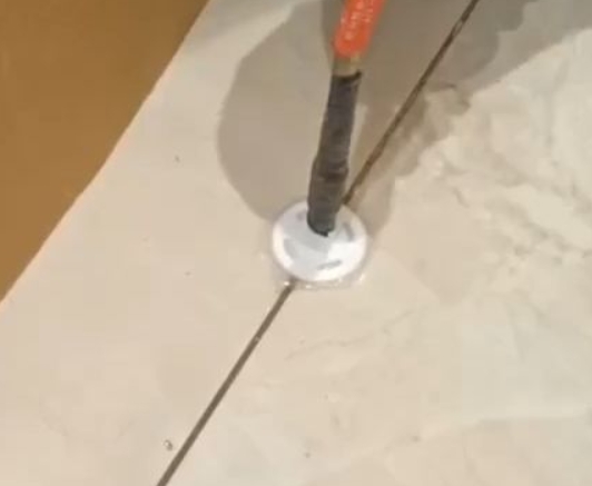 太康瓷砖空鼓维修公司专业解答瓷砖在铺贴过程中，如果没有涂抹均匀到位的粘结材料（如水泥砂浆或瓷砖胶），可能会导致以下问题